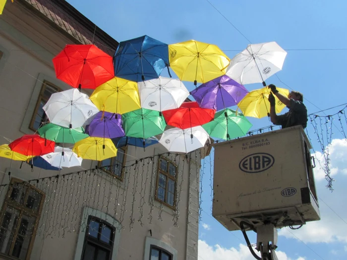 Umbrele pe strada Alba Iulia Foto: Ştefan Both