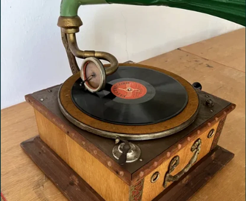 Gramofon SURSĂ FOTO olx.ro