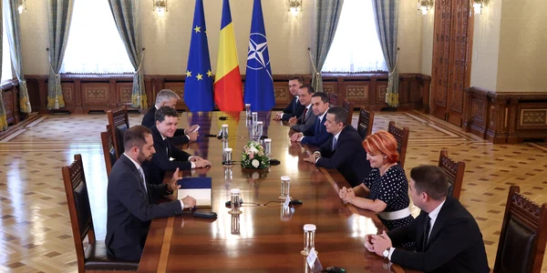 Nicușor Dan, președintele României, se întâlnește cu reprezentanții PSD, PNL și USR în timpul consultărilor cu partidele şi formaţiunile politice parlamentare în vederea desemnării candidatului la funcţia de prim-ministru, la Palatul Cotroceni din Bu