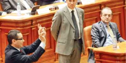Victor Ponta a pus mandatul premierului Emil Boc şi al ministrului Internelor, Traian Igaş (centru), la mâna Parlamentului