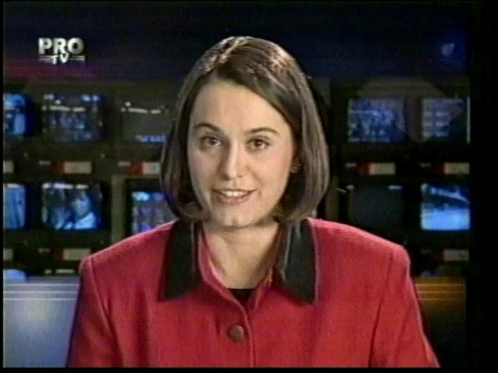 Andreea Esca în sacoul roşu