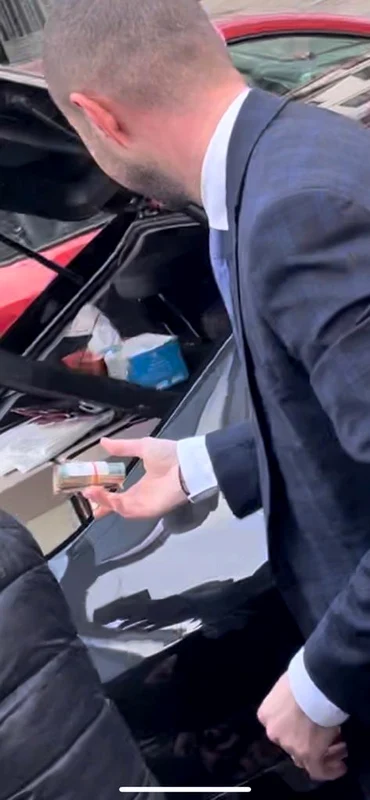 Șeful OSIM, suprins în timp ce primește o sumă de bani