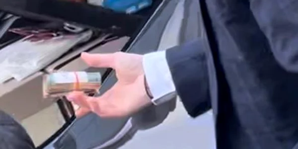 Șeful OSIM, suprins în timp ce primește o sumă de bani