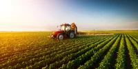 Teren agricol tractor FOTO Shutterstock