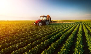 Teren agricol tractor FOTO Shutterstock