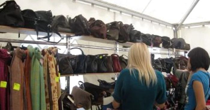 Slatina: Târgul de haine a adus vânzări mici pentru comercianţi