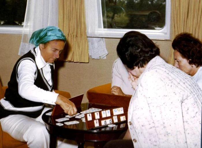 Elena Ceauşescu se relaxa bârfind în timp ce se juca remi sau urmărind înregistrări cu detalii intime din viaţa subalternilor. FOTO: Foteca iiccr #F033