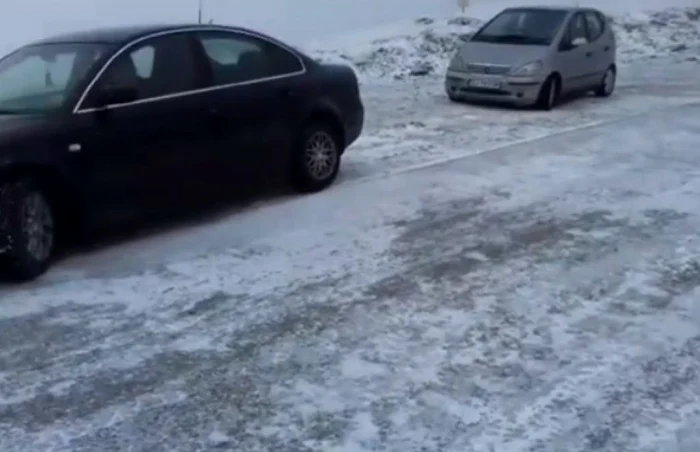 Turişti blocaţi pe Transalpina, din cauza zăpezii, Foto: Adevărul