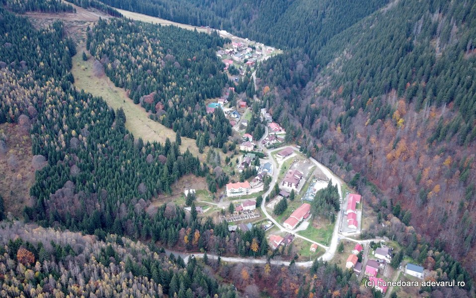 Stațiunea din Munții Retezat care merită văzută. Zona turistică din România are o poveste uimitoare VIDEO
