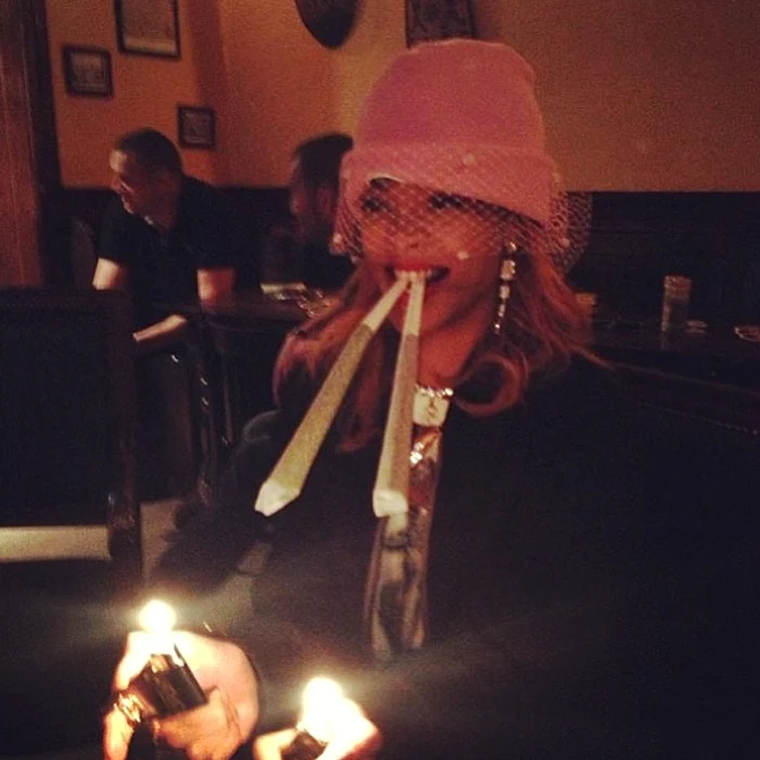 Rihanna, in timp ce fuma marijuana