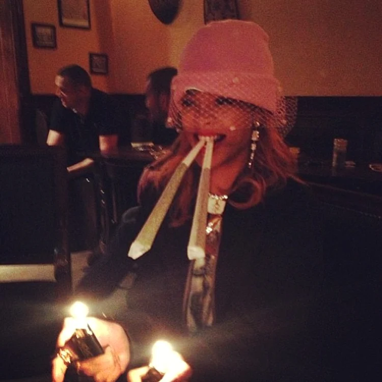 Rihanna, in timp ce fuma marijuana