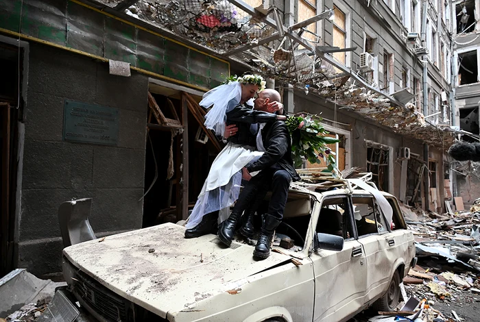 Asistenta medicală Nastia  s-a măritat cu doctorul Anton,  printre ruine. Fotografii: AFP