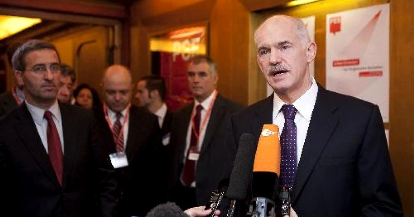 Premierul grec George Papandreou face declaraţii pentru mass-media