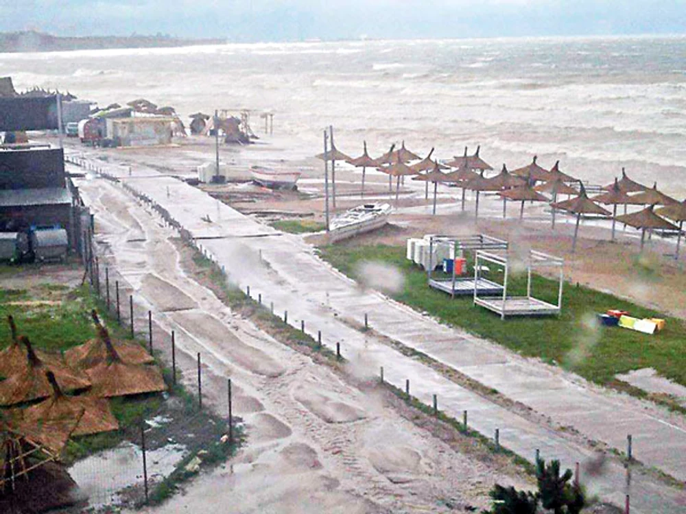 Vama Veche: Şi litoralul românesc a fost măturat de furtuni