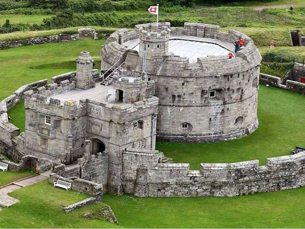 Castelul Penndenis- Acesta a fost o fortăreaţă în timpul domniei Regelui Henry al VIII-lea. Este unul dintre primele exemple de arhitectură militară.