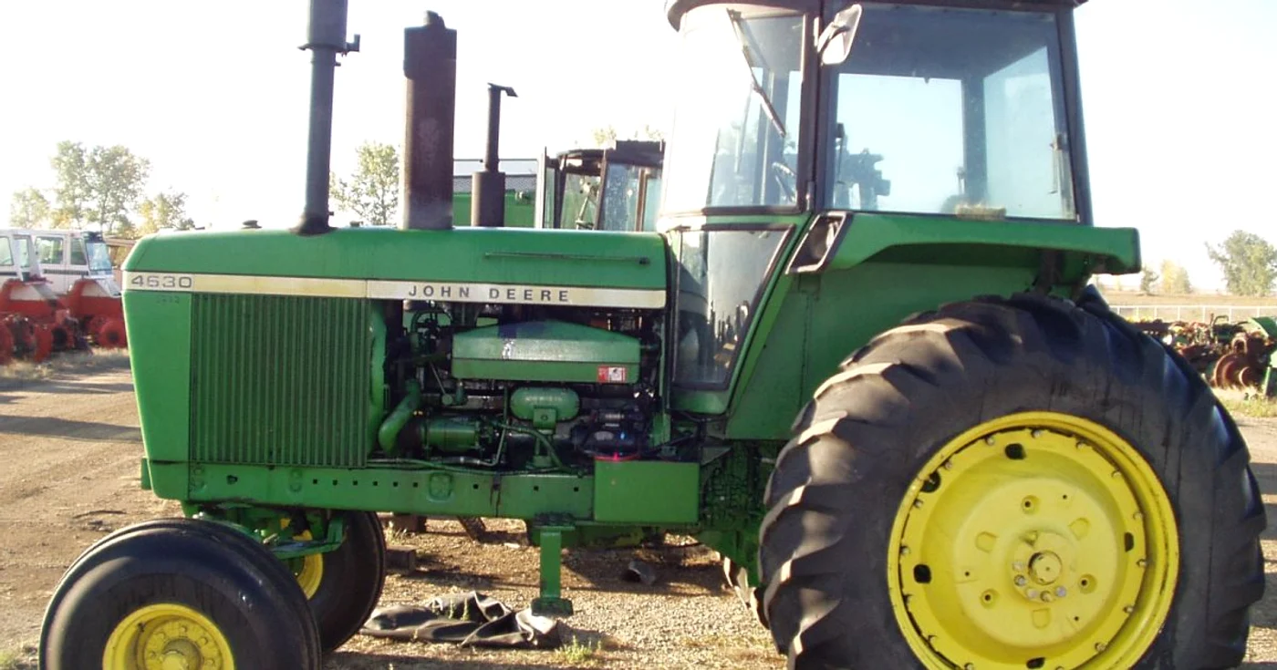 TRactor de culoare verde