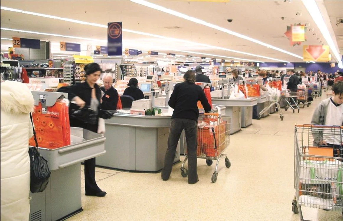 Supermarketurile din Capitală au început angajările şi oferă salarii de până la 2.200 de lei 