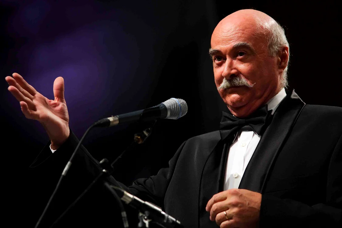 Interpretul va fi prezent pe scena Teatrului arădean