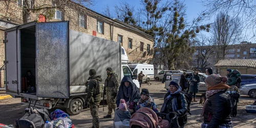 Localnici asteapta evacuarea in orasul Irpin Ucraina  FOTO EPA-EFE