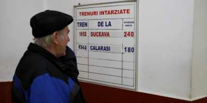 Oamenii au aşteptat ore-n şir trenurile