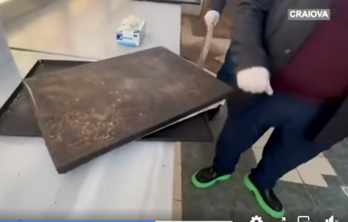 Cizmele lui Piedone sunt de la brandul Bottega Veneta. FOTO captură video Facebook