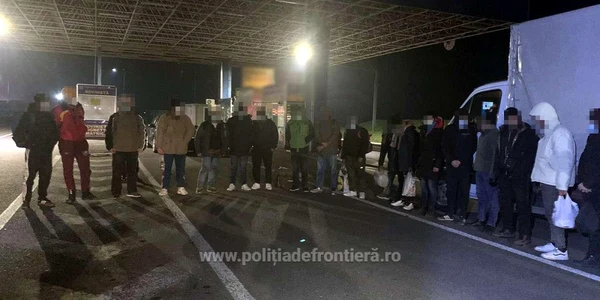 Douăzeci şi şase de cetăţeni străini depistaţi ascunşi într-o autoutilitară cu piese auto foto politia de frontiera