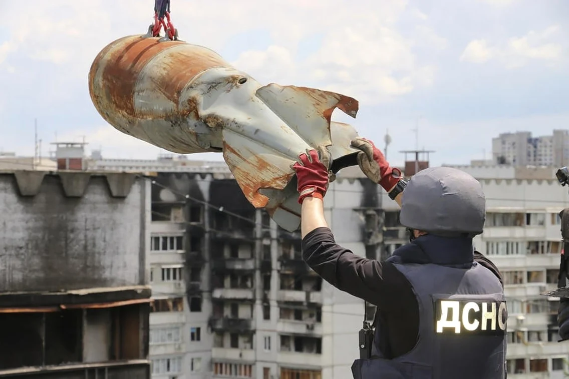 Razboi Ucraina Rusia 24 iunie 2022 ucrainieni coboara o bomba rusesca neexplodata de pe un bloc din Harkov FOTO EPA-EFE 