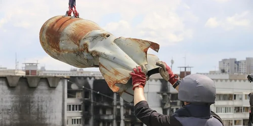 Razboi Ucraina Rusia 24 iunie 2022 ucrainieni coboara o bomba rusesca neexplodata de pe un bloc din Harkov FOTO EPA-EFE 