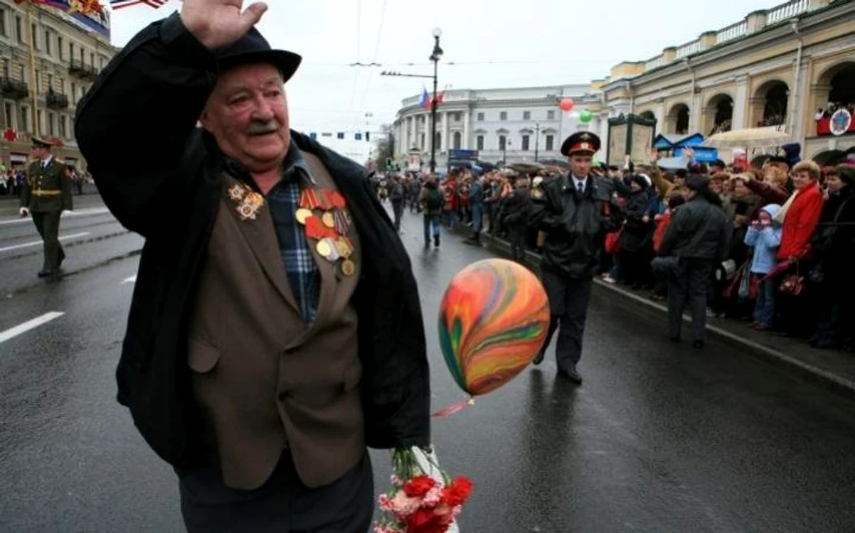 După ce a primit florile și balonul, veteranul îi salută pe cei prezenți