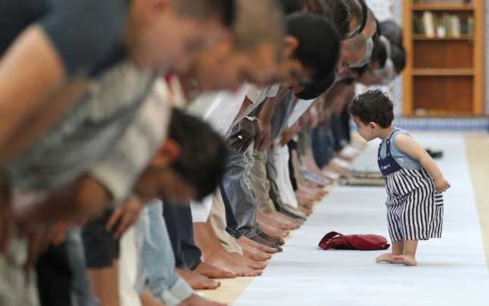Musulmanii se roagă în moschee FOTO Arhivă Adevărul