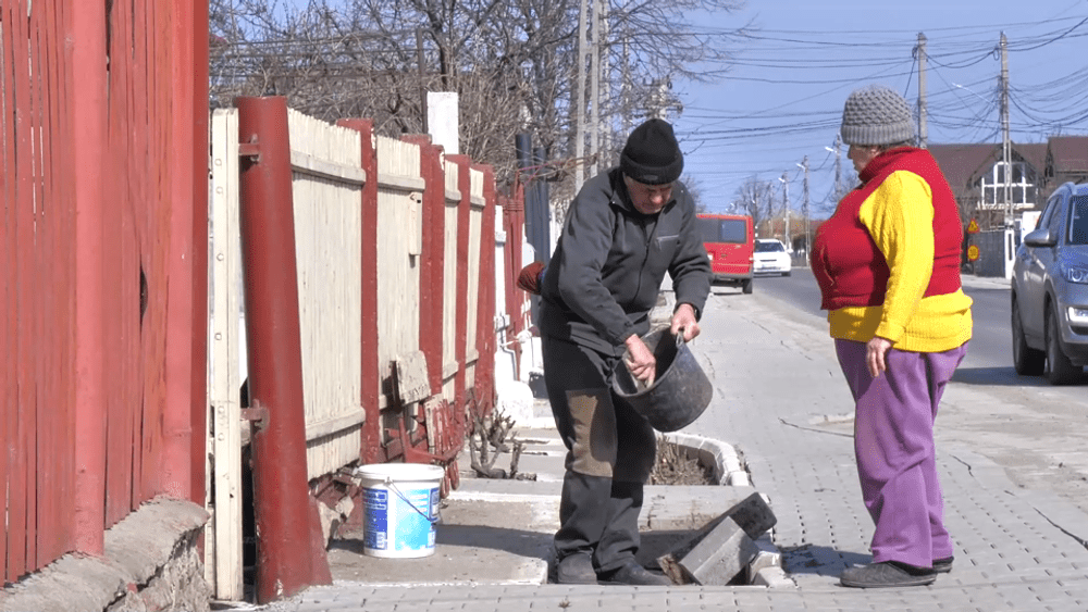 Ziua Femeii pe uliță: „Au trecut anii, gata, îmi văd de sărăcia mea. Dădeam și eu flori, la 25 de ani” VIDEO