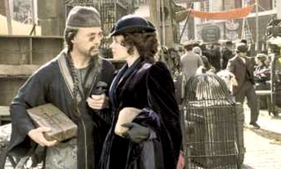 Sherlock Holmes (Robert Downey Jr.), deghizat în chinez