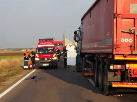 masina zdrobita intre 2 TIR-uri