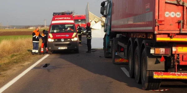 masina zdrobita intre 2 TIR-uri