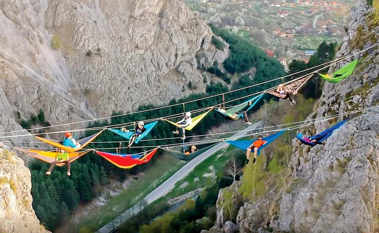 
    Temerarii pot trăi o aventură unică, suspendaţi între stânci  