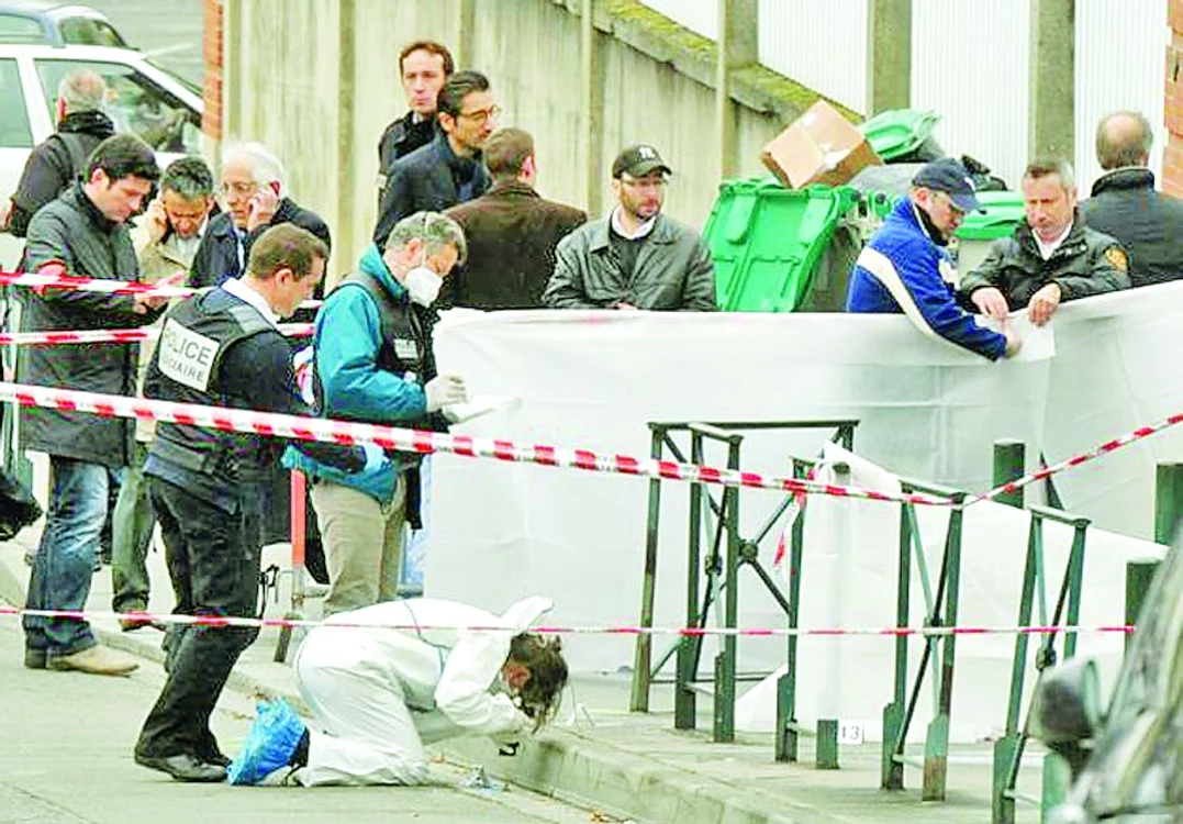 Criminalul a venit pe neaşteptate pe un scuter sau motocicletă şi a tras asupra victimelor cu o armă de 9 mm