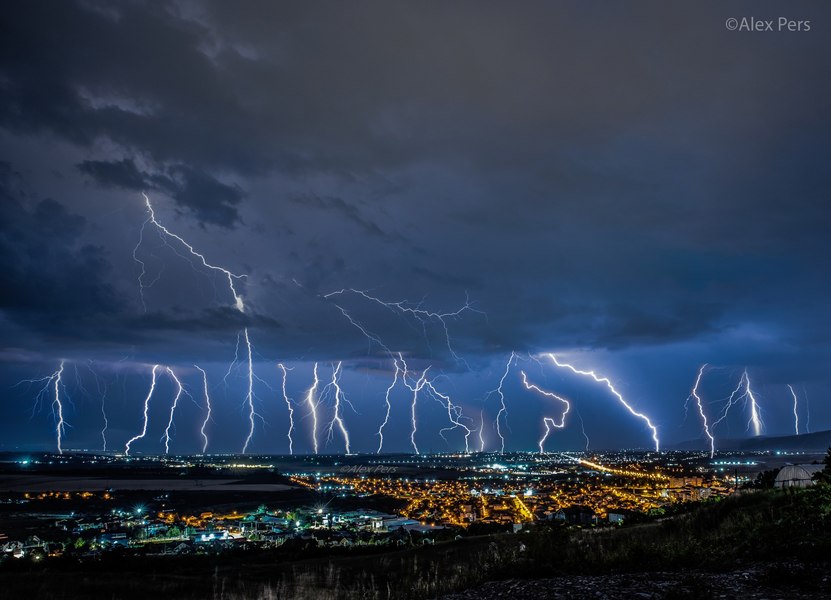 Fotografie spectaculoasă devenită virală pe internet. Puterea naturii dezlănţuite pe cerul Neamţului FOTO