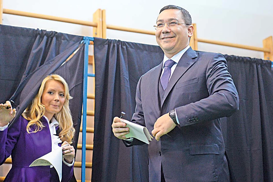 Victor Ponta a venit la secţia de votare cu soţia sa Daciana Sârbu