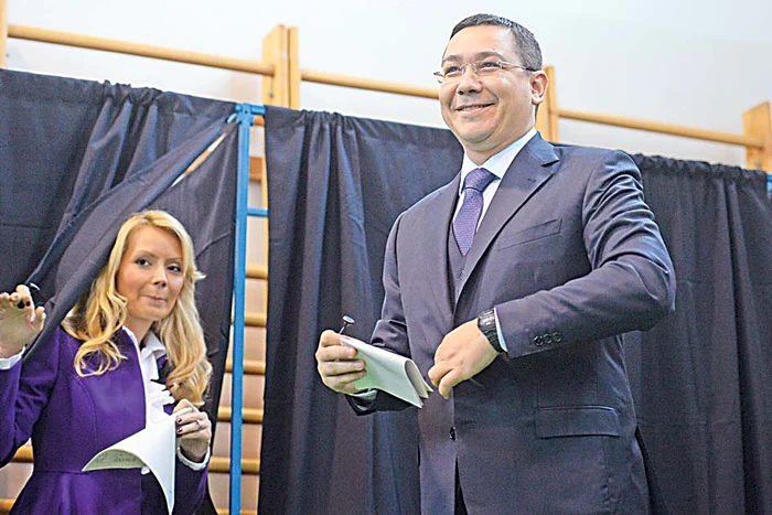 Victor Ponta a venit la secţia de votare cu soţia sa Daciana Sârbu