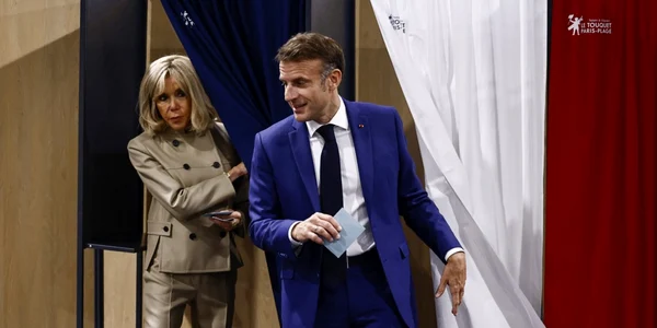 Emmanuel Macron voteaza la alegerile legislative din Franta FOTO EPA EFE (2) jpg