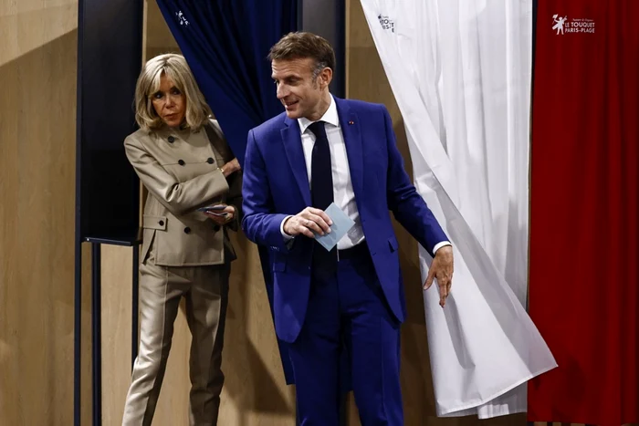 Emmanuel Macron are de luat o decizie grea: pe cine va susține în turul II. FOTO: EPA EFE