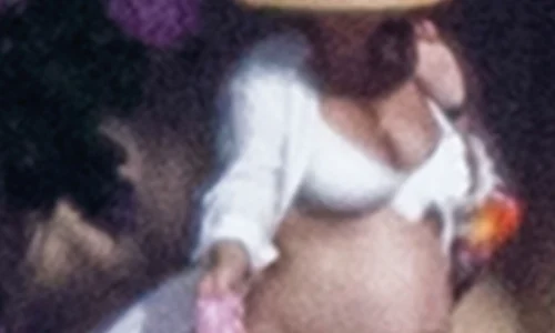 *EXCLUSIVE* Kate Hudson shows off her large baby bump while enjoying her vacation with Danny Fujikawa jpeg