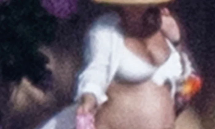 *EXCLUSIVE* Kate Hudson shows off her large baby bump while enjoying her vacation with Danny Fujikawa jpeg