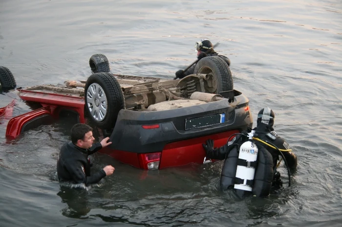 Maşina era răsturnată pe plafon în râul Dâmboviţa, într-o zonă în care gardurile de protecţie lipsescFoto: ISU București-Ilfov