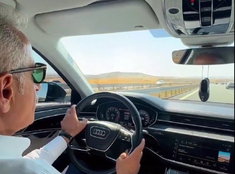 Ministrul Transporturilor din Turcia, amendat după ce s-a filmat conducând cu 225 km/h. „Prezint scuze naţiunii noastre”