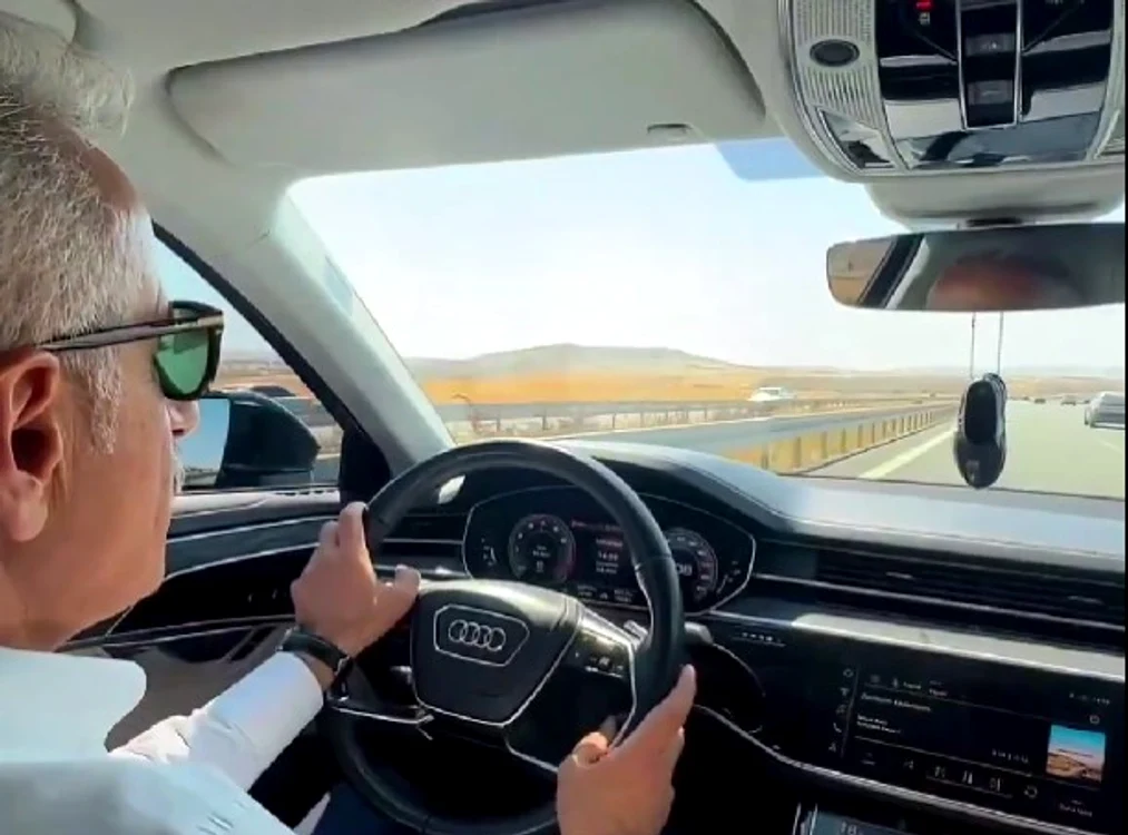 Ministrul Transporturilor din Turcia s-a filmat conducând cu 225 km/h FOTO: Captură video