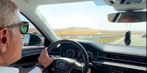 Ministrul Transporturilor din Turcia, amendat după ce s a filmat conducând cu 225 km  jpg