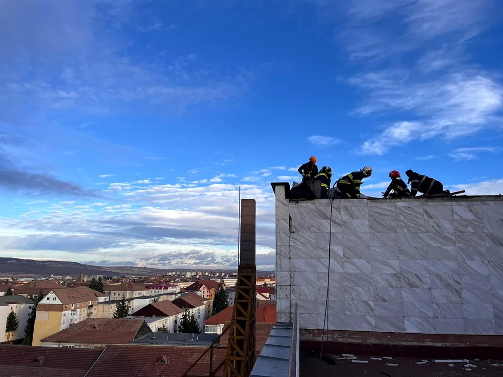 Pompierii au lucrat la înălțime FOTO ISU Sibiu