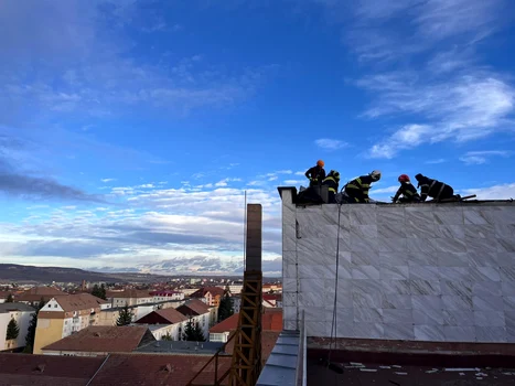 Acoperișuri smulse de vânt în Sibiu Foto ISU Sibiu