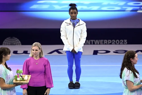 Daniela Silivaș a premiat o pe Simone Biles la Antwerp. FOTO: Profimedia